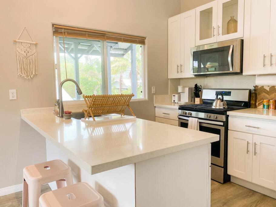 Hibiscus Hale, Full Kitchen, King Bed, Parking Lägenhet Keaau Exteriör bild